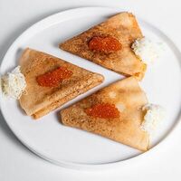 Блины с красной икрой в Bageatteria