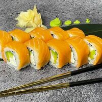 Филадельфия с авокадо в Андеграунд Pizza & Sushi