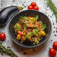 Салат с жареными баклажанами, манго и страчателлой в The Brasserie