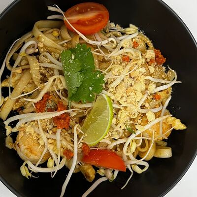 Пад тай с курицей на удоне в Данмен по цене 540 ₽