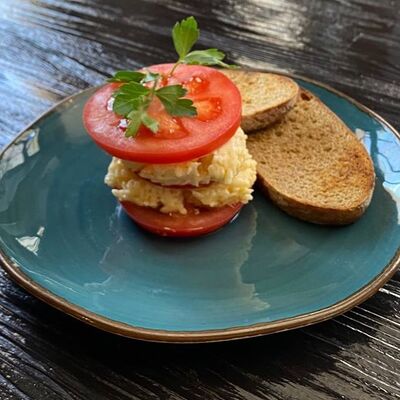 Томаты с сырной пастой, тосты в Длинный нос по цене 210 ₽