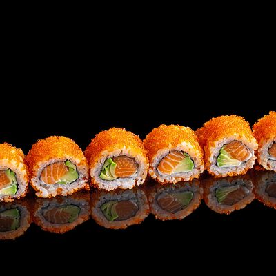 Калифорния с лососем ролл в Lucky fish по цене 460 ₽