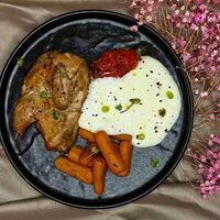 Цыпленок-корнишон с травами, морковью конфи и томатной сальсой в MON PARIS