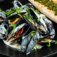 Мидии вино и тимьян в Lure Oysterbar