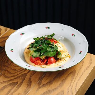 Салат с томатами, авокадо и муссом из печеных перцев в Мона по цене 900 ₽