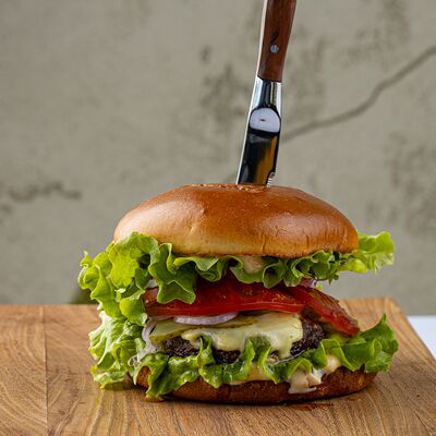 Бургер с говядиной в Everest Sochi по цене 1000 ₽