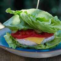 Бургер в салатных листьяхс веганской котлетой в Пропитание