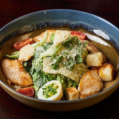 Салат Цезарь с курицей в Lions Head по цене 760 ₽