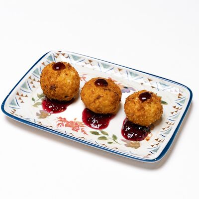 Аранчини с сыром Дорблю и ягодным соусом в Парло Руссо по цене 790 ₽