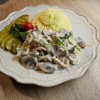 Бефстроганов с картофельным пюре в У речки Каменки