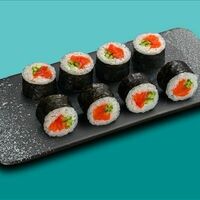 Ролл с копченым лососем и огурцом в О! Суши