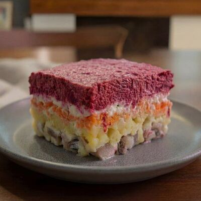 Салат Сельдь под шубой в Кулинария Камин по цене 214 ₽