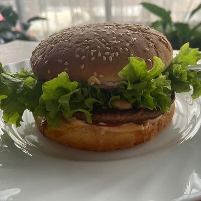 Бургер с говяжьей котлетой в TARELKA по цене 420 ₽