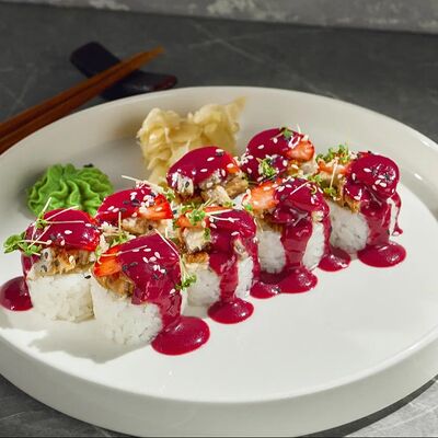 Ролл с угрём, кальмаром и клубникой в Гастробар DOM по цене 850