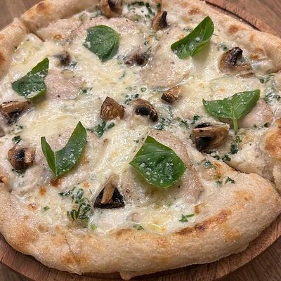 Пицца с курицей и грибами в Опера траттория по цене 1135 ₽