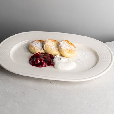 Сырники с вишнёвым соусом и сметанойв Великие по цене 660 ₽