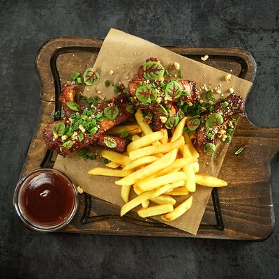 Свиные ребрышки Иль Массимо с картофелем фри в Остерия Il Massimo по цене 850 ₽