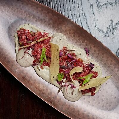 Тартар из говядины с трюфельным айоли и соусом чин су прораб в Chester по цене 685 ₽