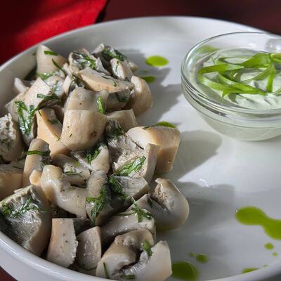 Грузди солёные с травяной сметанойв Гастробар DOM по цене 890 ₽