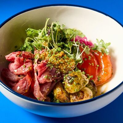 Салат, пастрами, перец печеный, медово-горчичный соус в Mates pizzabar по цене 990 ₽