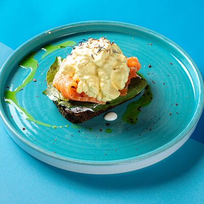 Яйцо Бенедикт в Coffee Cake по цене 490 ₽