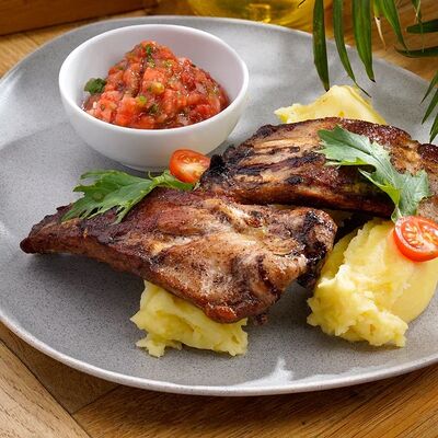 Свиные ребрышки с пюре в ЧиллДОМ по цене 620 ₽