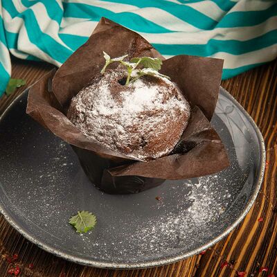 Шоколадный маффин с карамелью и белым кремом в Menthol по цене 130 ₽