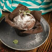 Шоколадный маффин с карамелью и белым кремом в Menthol