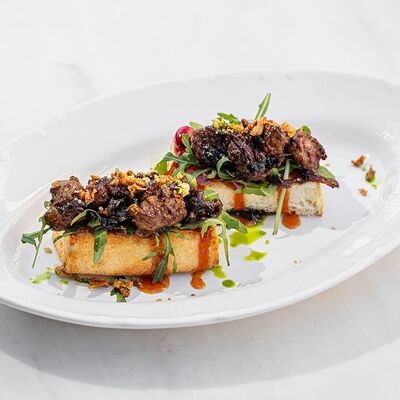 Брускеттыс куриной печенью и руколой в Brasserie Lambic по цене 580 ₽