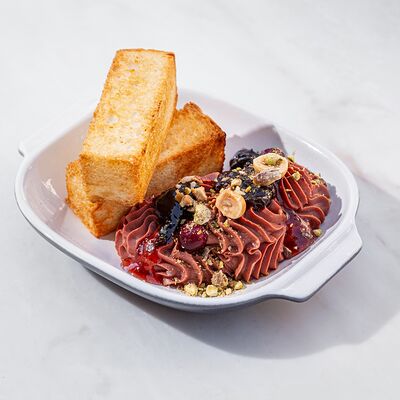 Куриный паштет с карамельным луком, клубничным джемом и фундуком в Brasserie Lambic по цене 650 ₽