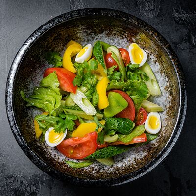 Овощной салат с авокадо, перепелиным яйцом и ароматным маслом в Brasserie Lambic по цене 790 ₽