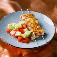 Шашлычок из курочки со свежими овощами в Пхипхи