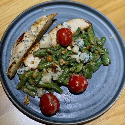 Д* Куриная грудка с томатами и фасолью в ЭлеКафе по цене 670 ₽