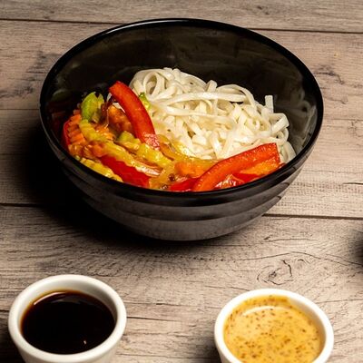 Пшеничная лапша с говядиной в Мегаполис по цене 490 ₽