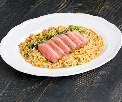 Кудрявая лапша с утиной грудкой в азиатском соусе Яндекс в Снегири на Лагерном по цене 850 ₽