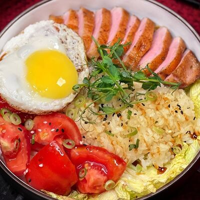 Жареный рис с утиной грудкой в Kirova street по цене 530 ₽