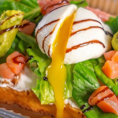 Вафля Семга-гуакамолев Mac&Cheese по цене 790 ₽