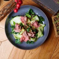 Салат с запеченной говядиной, маринованным кабачком и сырным кремом в Есть Today