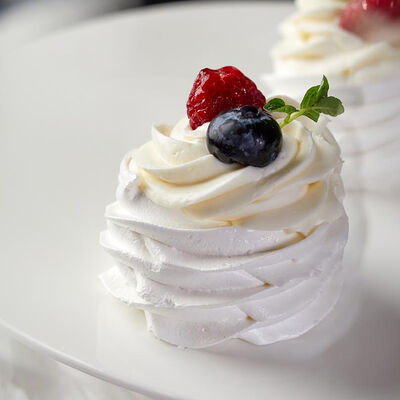 Безе Павлова в Поль Бейкери по цене 180 ₽