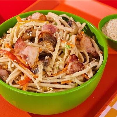 Вок с беконом и грибами в сливочном соусе в Korean Chick по цене 597 ₽