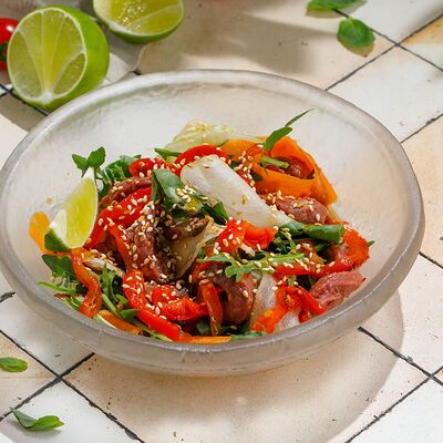 Салат с запеченной говяжьей вырезкой, дайконом и печеным перцем в ЛарисуВаннуХочу по цене 730