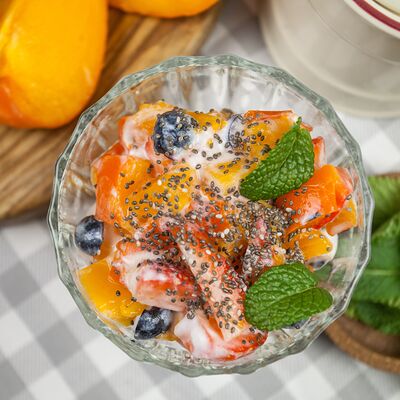 Фруктовый салат с медом и греческим йогуртом в Eat fresh по цене 380 ₽