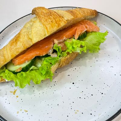 Круассан с форелью в Сахар по цене 370 ₽