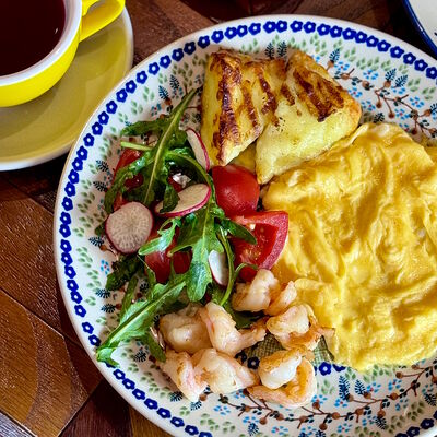 Скрэмбл с Халлуми и креветками в Сыроварня по цене 990 ₽