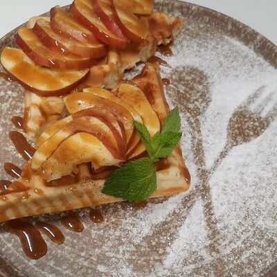 Со свежим яблоком в карамели и корицей в Black Hot Coffee по цене 378 ₽