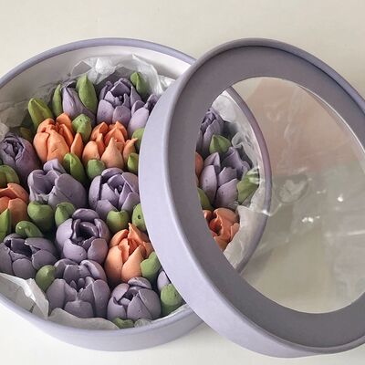 Сиреневые и оранжевые тюльпаны из зефира в Fujibox по цене 2100 ₽