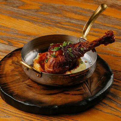 Голень индейки томленая в соусе деми глясс на подушечки из картофельного пюре в Дэда по цене 1390 ₽