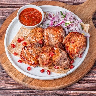 Шашлык из cвинoй шейки в Мясо на углях по цене 800 ₽