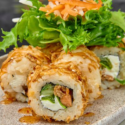 Внутри лосось и сыр, сверху лук фри в 96 азиаток по цене 730 ₽