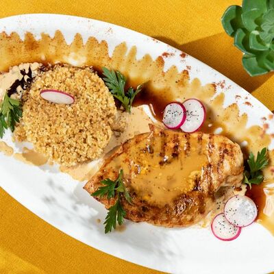 Куриное филе с кускусом в Restobar Бекон по цене 570 ₽